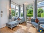 Villa Waldblick Whg. 02 - Wohnzimmer mit Zugang zur Terrasse