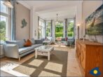 Villa Waldblick Whg. 02 - Wohnzimmer mit Zugang zur Terrasse