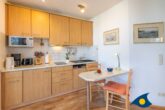 Villa Strandperle, Whg. 07 - Wohnbereich mit ausklappbarem Schrankbett, Balkon, Küche und Sitzecke
