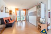 Villa Strandperle, Whg. 07 - Wohnbereich mit ausklappbarem Schrankbett, Balkon, Küche und Sitzecke