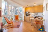 Villa Strandperle, Whg. 07 - Wohnbereich mit ausklappbarem Schrankbett, Balkon, Küche und Sitzecke