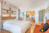 Villa Strandperle, Whg. 07 - Wohnbereich mit ausklappbarem Schrankbett, Balkon, Küche und Sitzecke