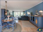 Dünenhaus Christa Whg. 12 - Wohnzimmer mit Esstisch und Zugang zum Balkon