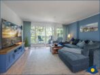 Dünenhaus Christa Whg. 12 - Wohnzimmer mit Esstisch und Zugang zum Balkon