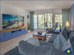 Dünenhaus Christa Whg. 12 - Wohnzimmer mit Esstisch und Zugang zum Balkon