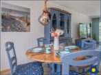 Dünenhaus Christa Whg. 12 - Wohnzimmer mit Esstisch und Zugang zum Balkon