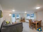Ferienhaus Buntspecht - Wohnzimmer mit Essbereich und Zugang zur Terasse
