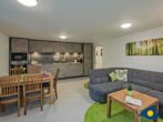Ferienhaus Buntspecht - Wohnzimmer mit Essbereich und Küchenzeile