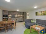 Ferienhaus Buntspecht - Wohnzimmewr mit Essbereich und Küchenzeile