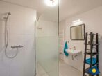 Ferienhaus Buntspecht - Badezimmer mit Dusche und WC