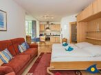 Villa Strandperle, Whg. 03 /- - Wohnzimmer mit Schrankbett, Essbereich und Küchenzeile