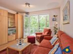 Villa Strandperle, Whg. 03 /- - Wohnzimmer mit Zugang zum Balkon