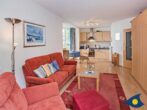 Villa Strandperle, Whg. 03 /- - Wohnzimmer mit Essbereich und Küchenzeile