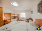 Haus Liane - Schlafzimmer mit Doppelbett und Stockbett