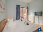 Villa an der Post Whg. 04 - Schlafzimmer 1 mit Doppelbett und Zugang zum Balkon