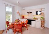 Residenz Sonnenhof Whg. 31 - Sonnenbalkon trifft Ostseeluft - Wohnbereich mit offener Küche und Zugang zum Balkon