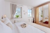 Residenz Sonnenhof Whg. 31 - Sonnenbalkon trifft Ostseeluft - Schlafzimmer mit Doppelbett