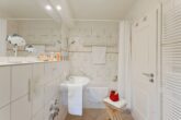 Residenz Sonnenhof Whg. 31 - Sonnenbalkon trifft Ostseeluft - Badezimmer mit Badewanne