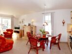 Residenz Sonnenhof Whg. 31 - Sonnenbalkon trifft Ostseeluft - Wohnbereich mit offener Küche und Zugang zum Balkon