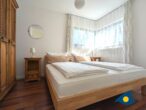 Villa Marlen App. 01 - Küstenflair trifft Wohnkomfort - Schlafzimmer mit Doppelbett