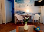 Villa Marlen App. 01 - Küstenflair trifft Wohnkomfort - offener Wohnbereich mit Küchenzeile und Zugang zum Balkon