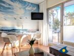Villa Marlen App. 01 - Küstenflair trifft Wohnkomfort - offener Wohnbereich mit Küchenzeile und Zugang zum Balkon