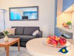 Villa Marlen App. 01 - Küstenflair trifft Wohnkomfort - offener Wohnbereich mit Küchenzeile und Zugang zum Balkon