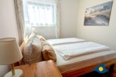 Villa Marlen App. 01 - Küstenflair trifft Wohnkomfort - Schlafzimmer mit Doppelbett