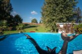 Ferienwohnung Hügelblick 07 - Außenansicht mit Pool