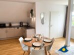 Ferienwohnung Hügelblick 07 - Wohnbereich mit offener Küche und Schlafcouch