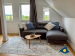 Ferienwohnung Hügelblick 07 - Wohnbereich mit offener Küche und Schlafcouch