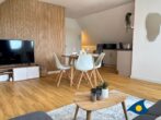 Ferienwohnung Hügelblick 07 - Wohnbereich mit offener Küche und Schlafcouch