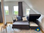 Ferienwohnung Hügelblick 07 - Wohnbereich mit offener Küche und Schlafcouch