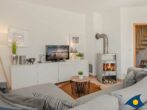 Haus Anima - Wohnbereich mit Couch, Kamin und TV