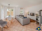 4-Sterne-Ferienhaus Anima mit Sauna, Kamin und Badeteich - Wohnzimmer mit Kamin, offener Küche und Zugang zur Terrasse