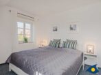 4-Sterne-Ferienhaus Anima mit Sauna, Kamin und Badeteich - Schlafzimmer 1 mit Doppelbett und Einzelbett