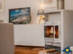 4-Sterne-Ferienhaus Anima mit Sauna, Kamin und Badeteich - Kamin und TV