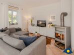4-Sterne-Ferienhaus Anima mit Sauna, Kamin und Badeteich - Wohnbereich mit Couch, TV und Kamin