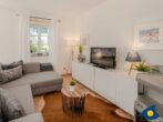 4-Sterne-Ferienhaus Anima mit Sauna, Kamin und Badeteich - Wohnbereich mit Couch, TV und Kamin