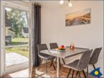 Fischerdorf Zirchow Küstenseeschwalbe - großzügiges Wohnzimmer mit Kamin, Essbereich und offener Küche