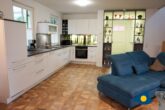 Fischerdorf Zirchow Küstenseeschwalbe - großzügiges Wohnzimmer mit Kamin, Essbereich und offener Küche