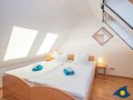 Ferienhaus Melle 02 - 1. Schlafzimmer mit einem Doppelbett und einem Rollbett