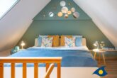 Fräulein Loddin Whg. Hugo (inkl. Strandkorb) - Schlafzimmer mit Doppelbett und Einzelbett