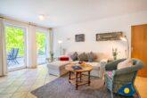 Villa Strandperle, Whg. 18 - Wohnzimmer mit Schlafcouch und Zugang zum Balkon