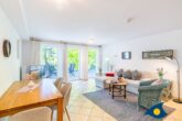 Villa Strandperle, Whg. 18 - Wohnzimmer mit Schlafcouch und Zugang zum Balkon