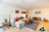 Villa Strandperle, Whg. 18 - Wohnzimmer mit Schlafcouch und Zugang zum Balkon
