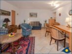 Villa Strandperle, Whg. 18 - Wohnbereich mit Couch und TV