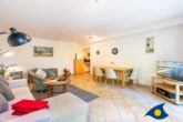 Villa Strandperle, Whg. 18 - Wohnzimmer mit Schlafcouch und Zugang zum Balkon