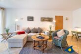 Villa Strandperle, Whg. 18 - Wohnzimmer mit Schlafcouch und Zugang zum Balkon