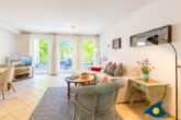 Villa Strandperle, Whg. 18 - Wohnzimmer mit Schlafcouch und Zugang zum Balkon